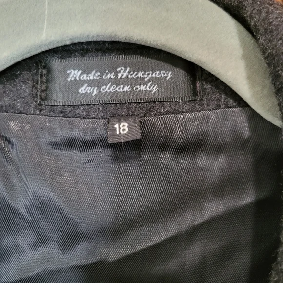 Bradleyjons Black Double-Breasted Pea Coat with Wide Lapels Shell. 60%wool